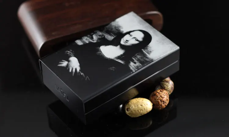 Personality Smoke Box 20 Pack Ultra - Thin Men's Cigarette Box Zhengpin Laser Micro-engraving The Smile Of The Mona Lisa
Personality Smoke Box 20 Pack Ultra - Thin Men's Cigarette Box Zhengpin Laser Micro-engraving The Smile Of The Mona Lisa