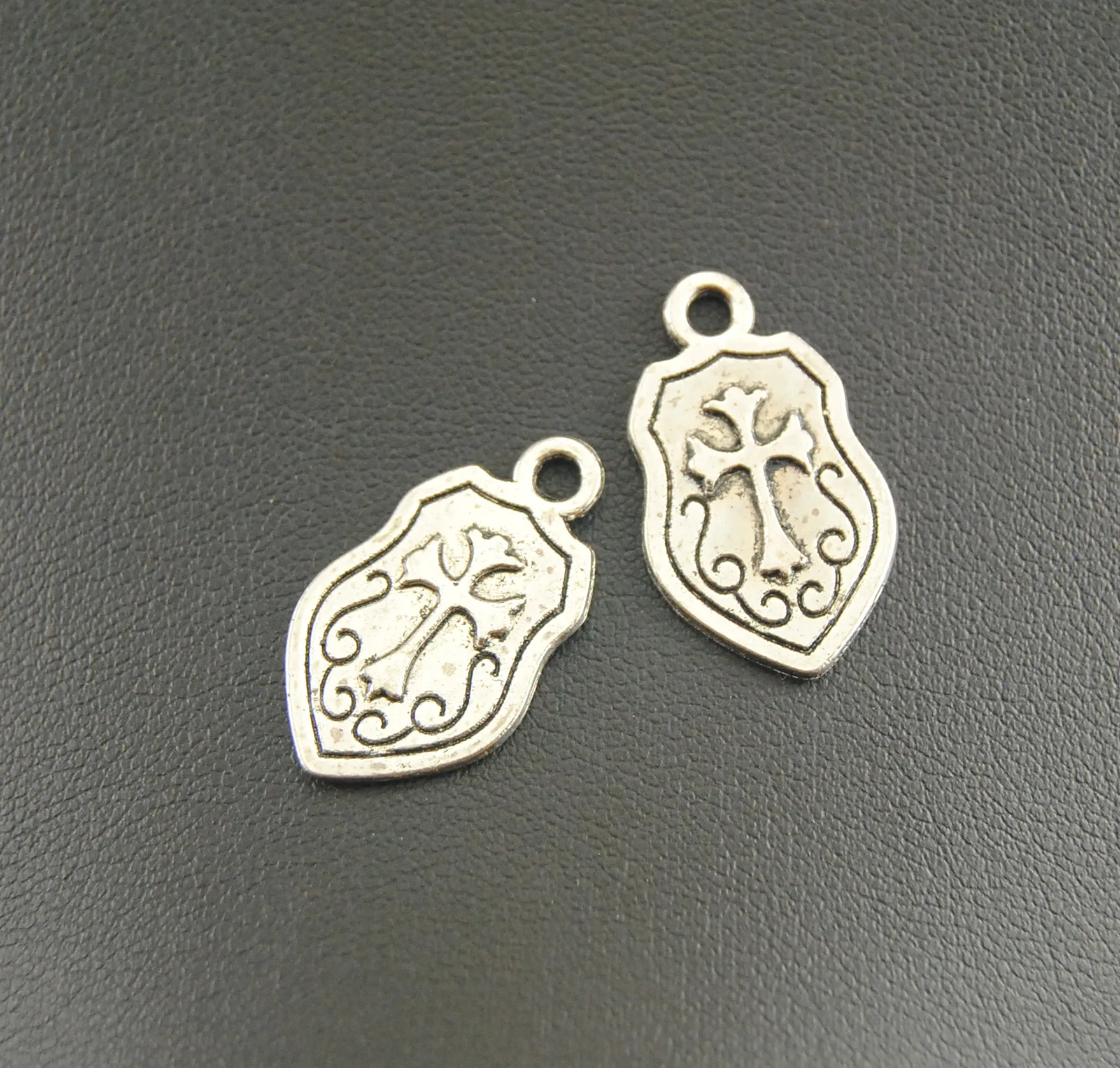 30 pcs Antique Silver and Bronze Shield Charm DIY Metal Bracelet Necklace Jewelry Findings A955/A956
30 pcs Antique Silver and Bronze Shield Charm DIY Metal Bracelet Necklace Jewelry Findings A955/A956