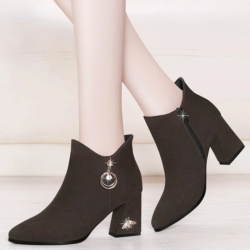 2020 Autumn New Kid Suede Leather Women Ankle Boots Square High Heels Martin Boots Fashion Design Casual Female Shoes M0204
2020 Autumn New Kid Suede Leather Women Ankle Boots Square High Heels Martin Boots Fashion Design Casual Female Shoes M0204