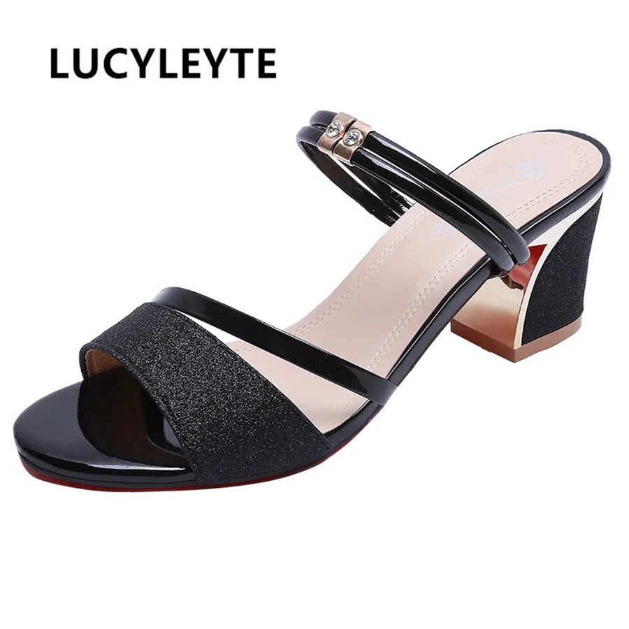 2019 New Summer women flat Sandals shoes women Square heel Sandalias Buckle Sandals High Heels sandalias de verano para mujer
2019 New Summer women flat Sandals shoes women Square heel Sandalias Buckle Sandals High Heels sandalias de verano para mujer