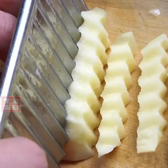 Kitchen knives Accessories Potato Wavy Edged Knife Stainless Steel Kitchen Gadget Vegetable Fruit Cutting Peeler Cooking Tools
Kitchen knives Accessories Potato Wavy Edged Knife Stainless Steel Kitchen Gadget Vegetable Fruit Cutting Peeler Cooking Tools