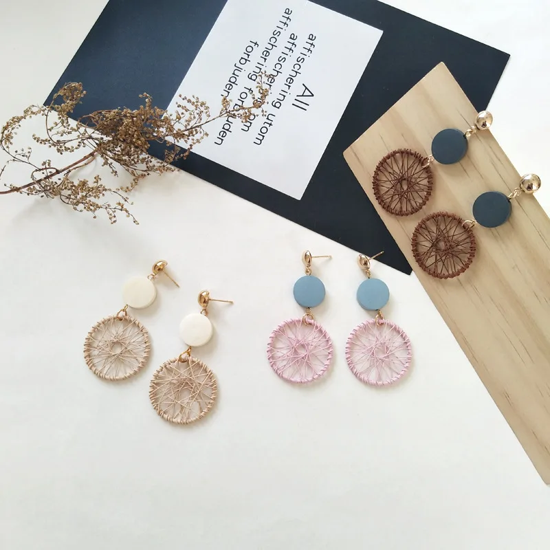 Stylish and elegant color matching circular braided net earrings simple wooden earrings female geometric circular earrings
Stylish and elegant color matching circular braided net earrings simple wooden earrings female geometric circular earrings