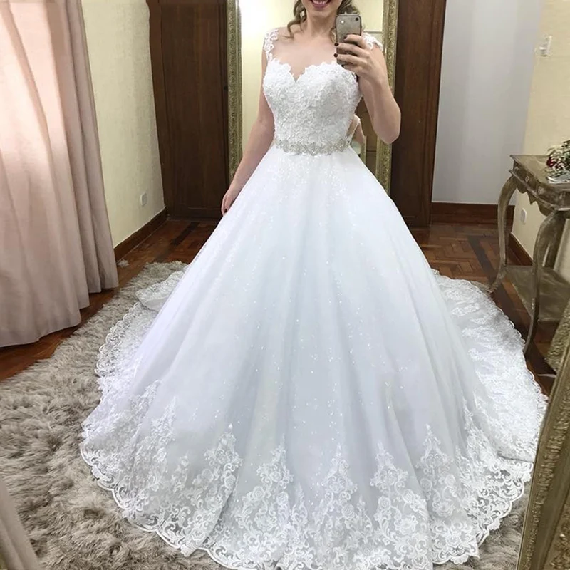 2020 Vintage Lace Appliques Sleeveless White Ivory V-neck Ball Gown Sweep Train Formal Dresses Mariage vestido de noiva
2020 Vintage Lace Appliques Sleeveless White Ivory V-neck Ball Gown Sweep Train Formal Dresses Mariage vestido de noiva