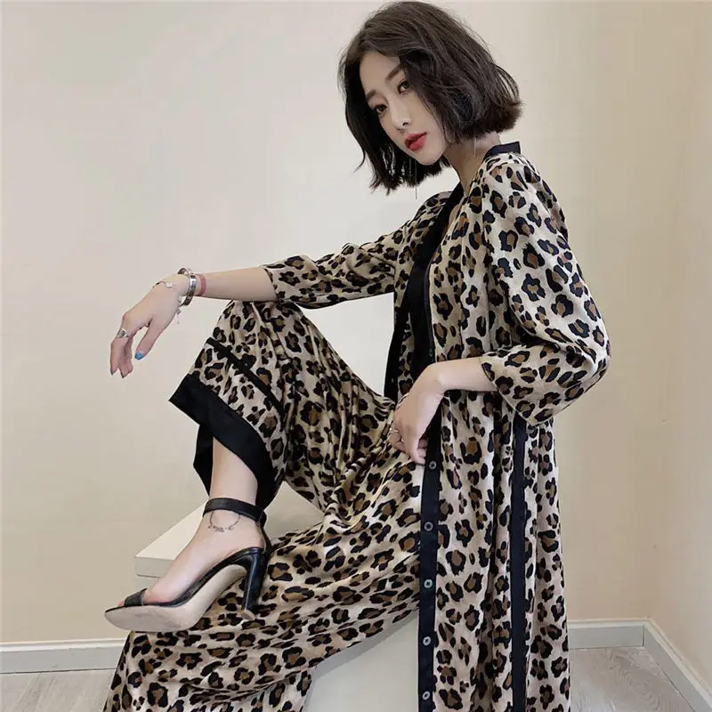 Windbreaker Female Long Section 2019 New Spring and Summer Sexy Leopard Coat thin slim Shirt Jacket Sashes Print Robe Tops f931
Windbreaker Female Long Section 2019 New Spring and Summer Sexy Leopard Coat thin slim Shirt Jacket Sashes Print Robe Tops f931