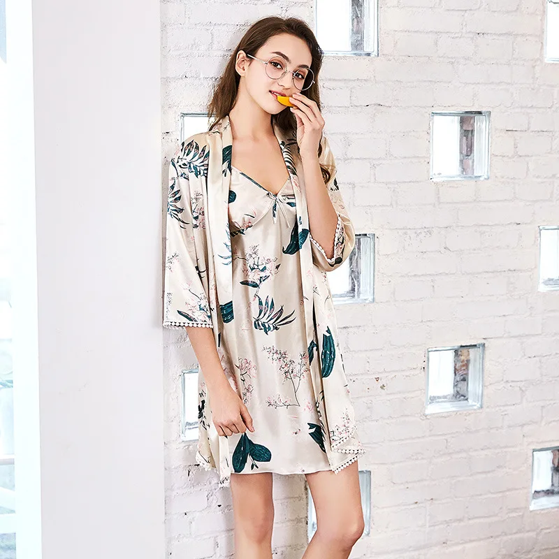 New Elegant Women's robe sets Mini nightwear indoor Sleepwear Silk Feel bathrobe and nightgown set Vestidos TZ611
New Elegant Women's robe sets Mini nightwear indoor Sleepwear Silk Feel bathrobe and nightgown set Vestidos TZ611