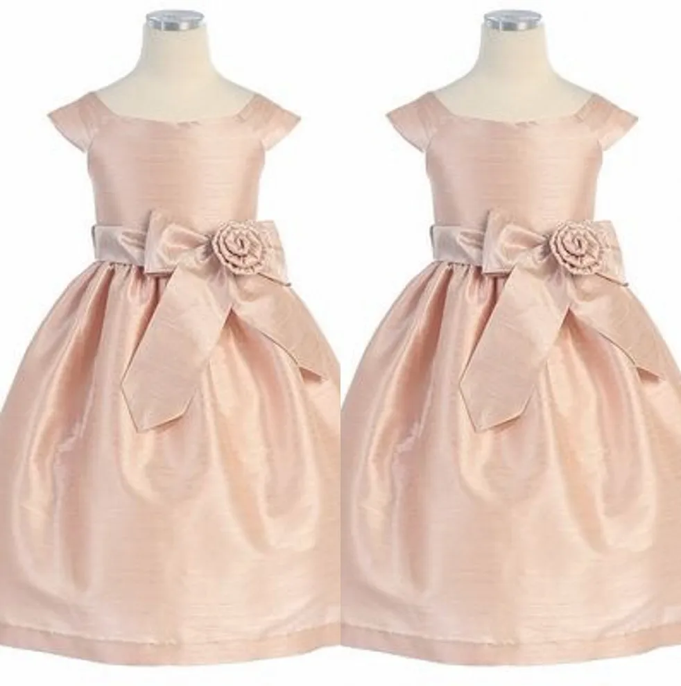 Champagne Cheap Girls Dress Scoop A-Line Floor Length Ribbon Sash Sequins Taffeta Flower Girls Dresses Little Girl Party Gown
Champagne Cheap Girls Dress Scoop A-Line Floor Length Ribbon Sash Sequins Taffeta Flower Girls Dresses Little Girl Party Gown