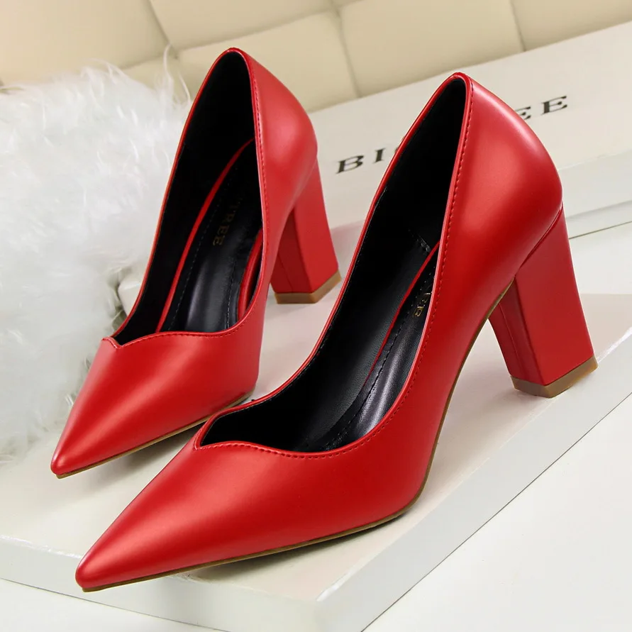 European and American wind retro fashion temperament simple comfortable thick heel high heel shallow tip hollowed out single
European and American wind retro fashion temperament simple comfortable thick heel high heel shallow tip hollowed out single
