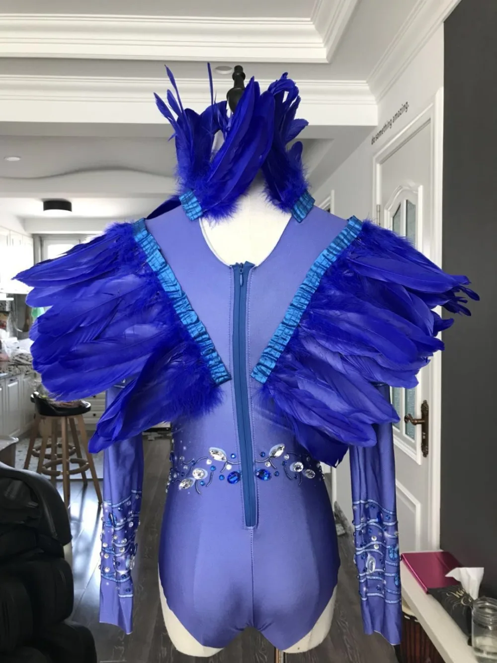 Сексуальное Женское боди с синими перьями и блестящими стразами комбинезон