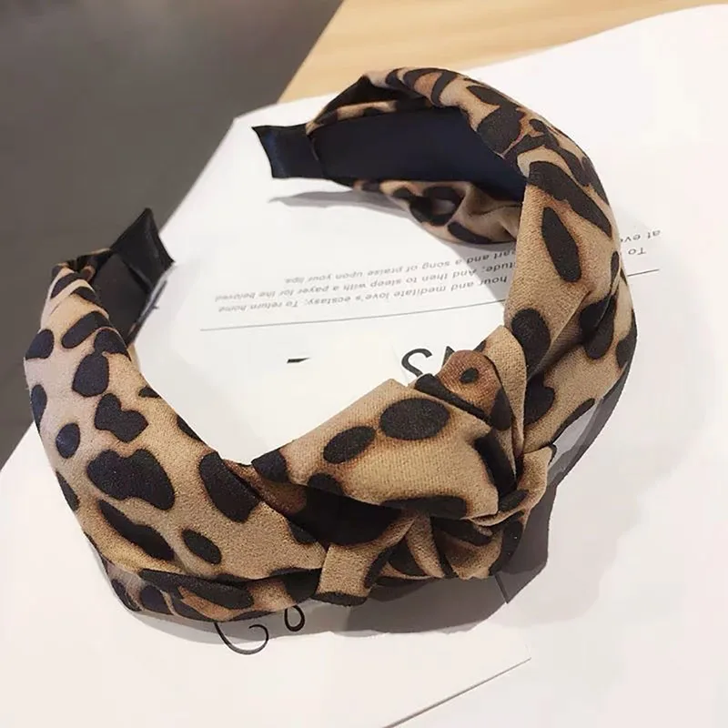 2019 Spring High Quality Elastic Twist Turban Head wrap Warm Flannel Leopard Print Headband Girls Hairband Hair Accessories
2019 Spring High Quality Elastic Twist Turban Head wrap Warm Flannel Leopard Print Headband Girls Hairband Hair Accessories