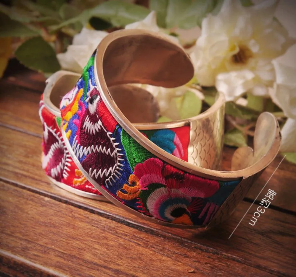 Oriental Chinese embroidered fish rivets featuring wide 100/% Handmade Miao Silver Bracelet shipping free
Oriental Chinese embroidered fish rivets featuring wide 100/% Handmade Miao Silver Bracelet shipping free