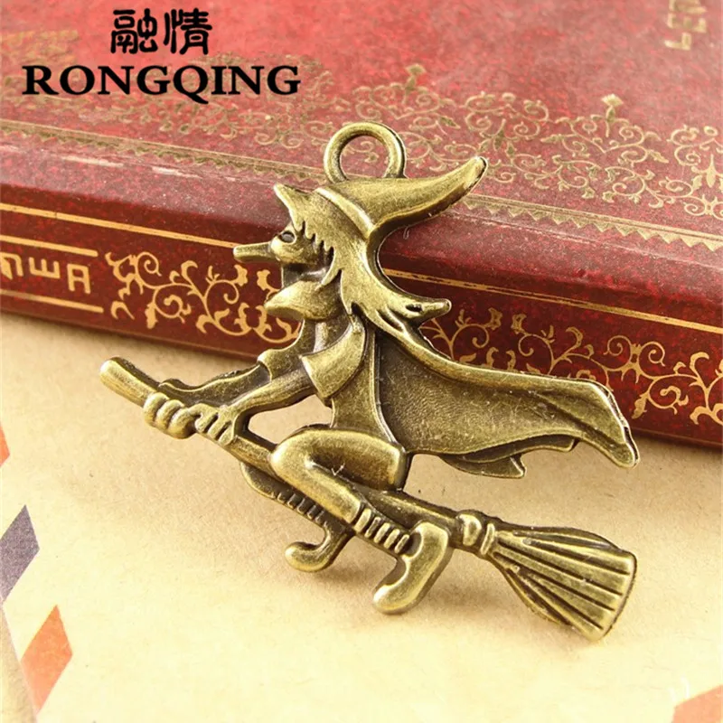 RONGQING Antique Bronze 36*29MM Wizard Charms Pingente 40pcs/lot Magical Broom Charms Pendant Jewelry Crafts
RONGQING Antique Bronze 36*29MM Wizard Charms Pingente 40pcs/lot Magical Broom Charms Pendant Jewelry Crafts