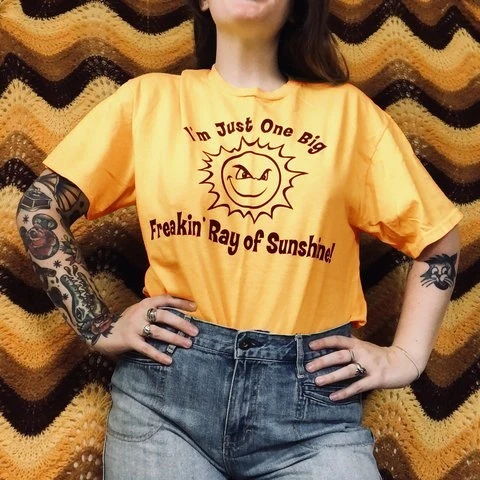 Футболка I'm Just One Big Freakin'Ray of Sunshine, Женская хлопковая футболка унисекс с коротким рукавом, желтые топы с графическим рисунком
Футболка I'm Just One Big Freakin'Ray of Sunshine, Женская хлопковая футболка унисекс с коротким рукавом, желтые топы с графическим рисунком