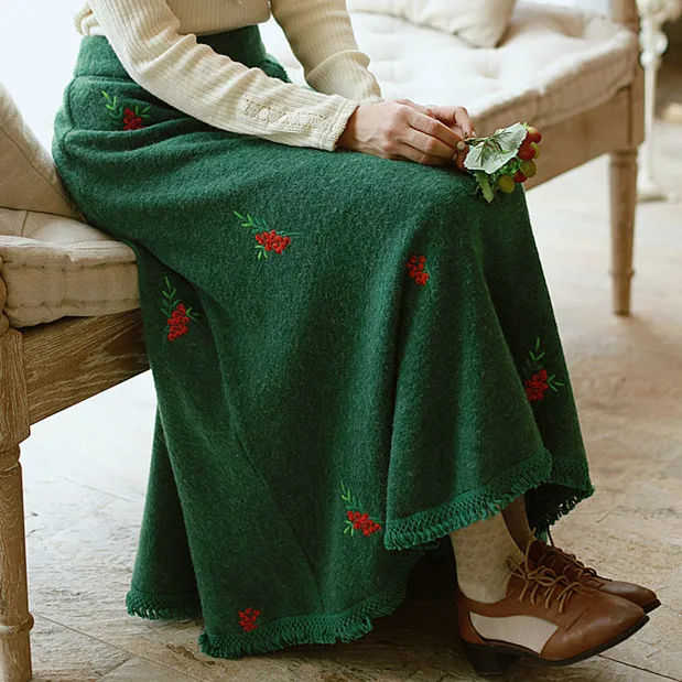 LYNETTE'S CHINOISERIE Spring Autumn Women Emerald Green Flower Embroidery Tassels Knitted Skirt
LYNETTE'S CHINOISERIE Spring Autumn Women Emerald Green Flower Embroidery Tassels Knitted Skirt