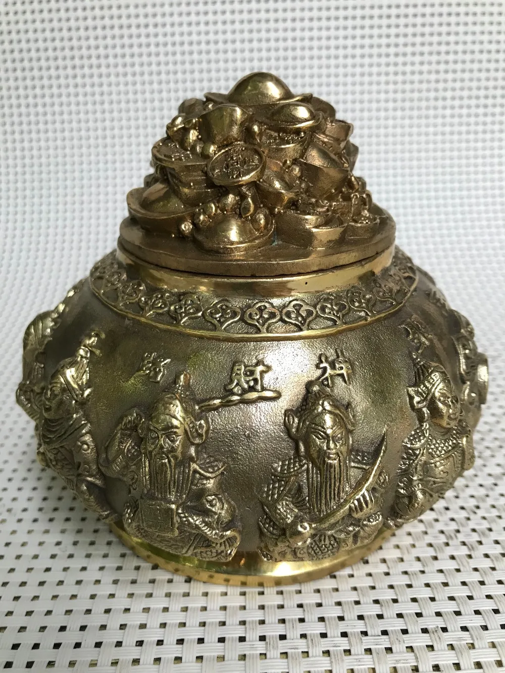 Chinese hand-made brass Copper Jars engraving Five Fortune Gods Jars Home Decorations
Chinese hand-made brass Copper Jars engraving Five Fortune Gods Jars Home Decorations