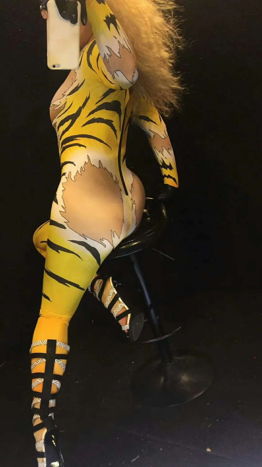 Женский комбинезон с тигровым принтом, украшенный стразами и облегающий тело. Костюм для выступлений на сцене.