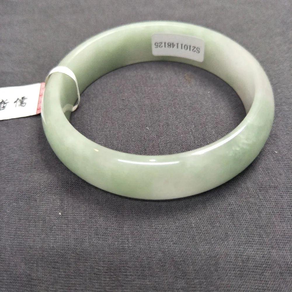 Send A certificate natural Jadeite bracelet noble light green two-color 54-61mm female bracelet jewelry gift
Send A certificate natural Jadeite bracelet noble light green two-color 54-61mm female bracelet jewelry gift