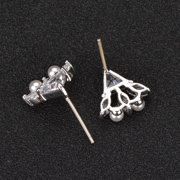 Fashion triangle zircon pearl earrings personalized minimalist hypoallergenic earrings
Fashion triangle zircon pearl earrings personalized minimalist hypoallergenic earrings