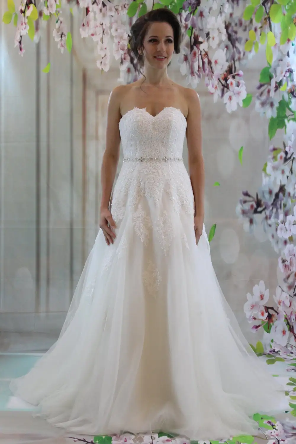 Elegant Vintage Country Style 2019 Lace Wedding Dresses Strapless 3d Floral Applique Wedding Dresses Bridal Gowns
Elegant Vintage Country Style 2019 Lace Wedding Dresses Strapless 3d Floral Applique Wedding Dresses Bridal Gowns