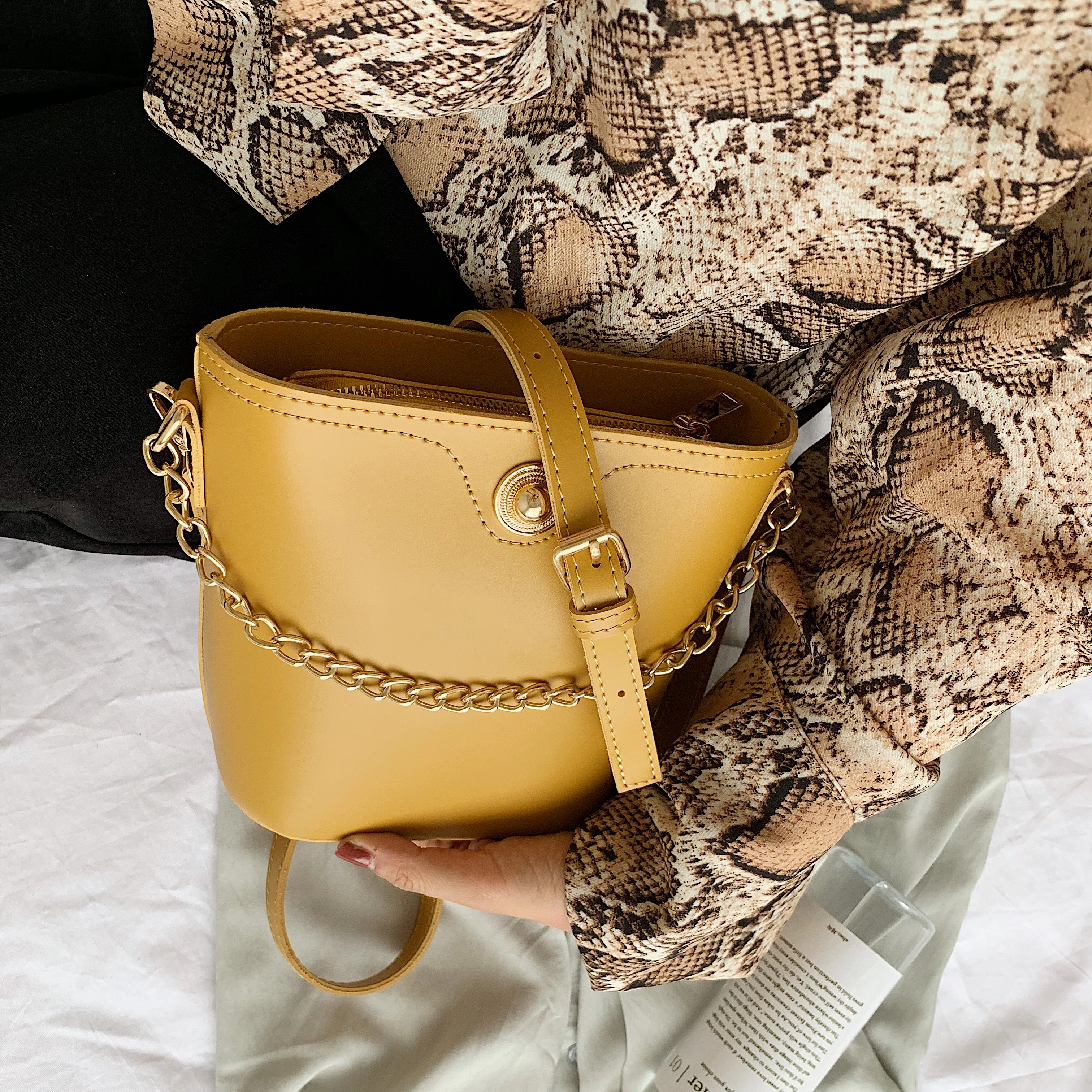 Chain Pu Leather Bucket Bags For Women 2019 Small Shoulder Messenger Bag Female Travel Handbags Solid Color Crossbody Bag
Chain Pu Leather Bucket Bags For Women 2019 Small Shoulder Messenger Bag Female Travel Handbags Solid Color Crossbody Bag