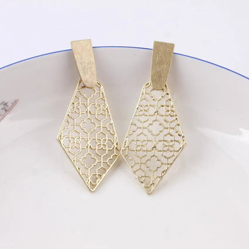 ZWPON New Hollow Quadrifoglio Motif Petal Shape Statement Earrings 2019 Fashion Women Designer KS Arrow Earrings Wholesale
ZWPON New Hollow Quadrifoglio Motif Petal Shape Statement Earrings 2019 Fashion Women Designer KS Arrow Earrings Wholesale