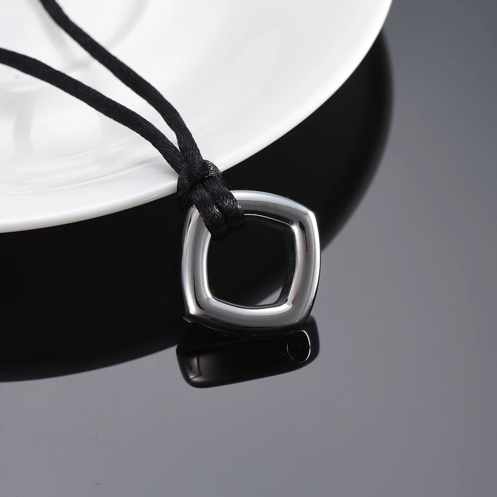 LKJ9947 Steel Tone New Arriving Stainless Steel Jewelry Memorial Urn Necklace for Women, Screw Cremation Pendant Holding Ashes
LKJ9947 Steel Tone New Arriving Stainless Steel Jewelry Memorial Urn Necklace for Women, Screw Cremation Pendant Holding Ashes