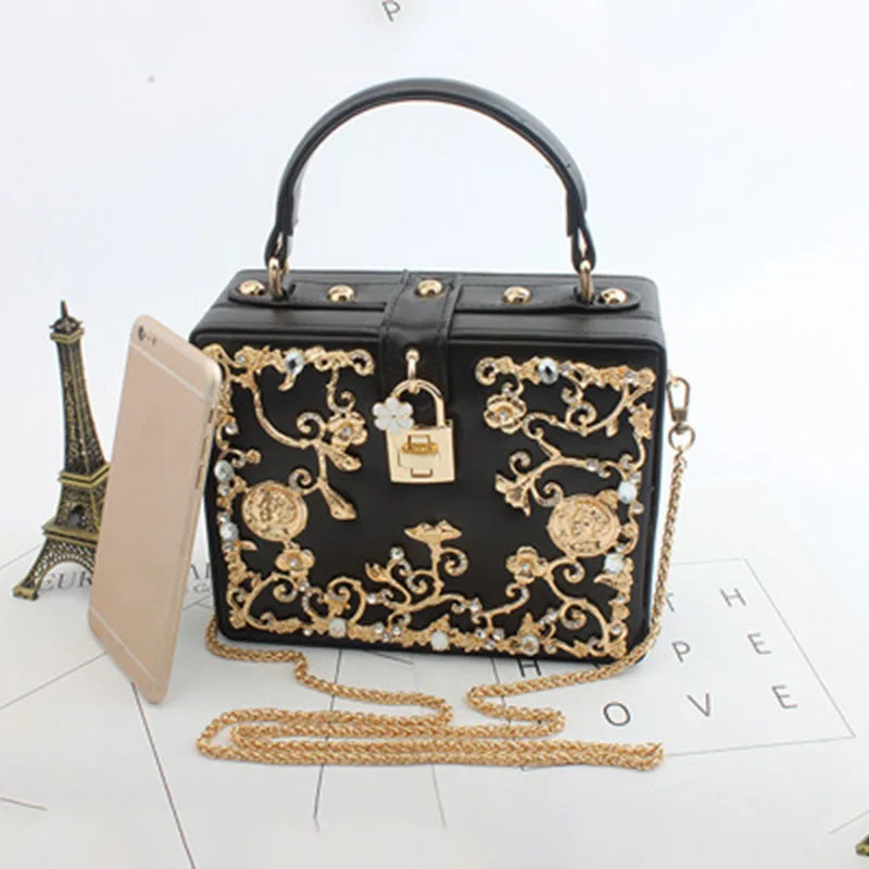 British style diamond handbag new simple hollow diamond shoulder PU bag retro fashion small box banquet handbag
British style diamond handbag new simple hollow diamond shoulder PU bag retro fashion small box banquet handbag