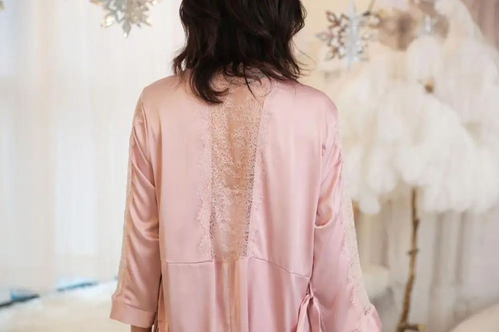 Backless sexy robe women silk lace bathrobe spring autumn bath robes set female sleepwear robe hollow out kimono nightwear
Backless sexy robe women silk lace bathrobe spring autumn bath robes set female sleepwear robe hollow out kimono nightwear
