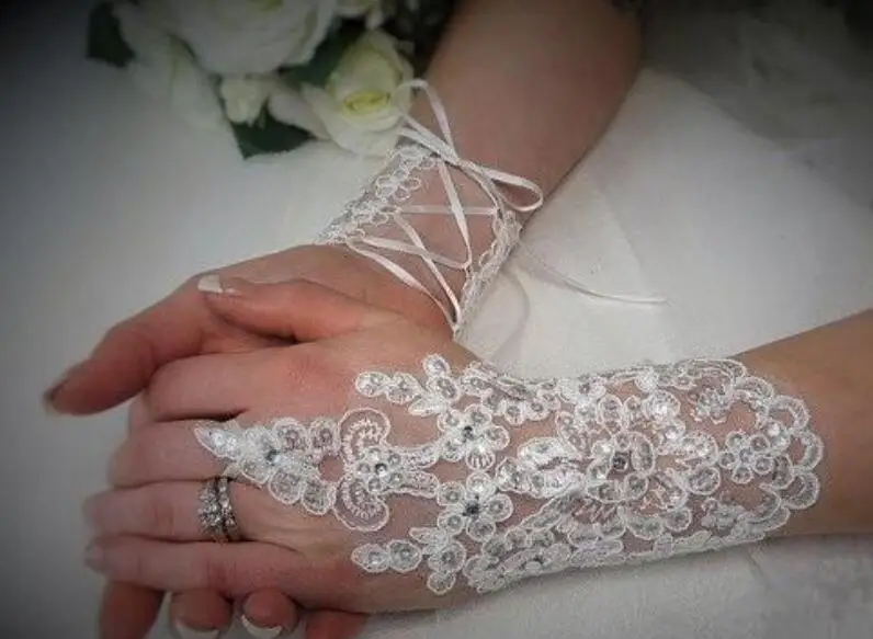 2019 Fingerless Bridal Gloves Wedding Wrist Length gloves Embroidered Beading wedding Accessories |