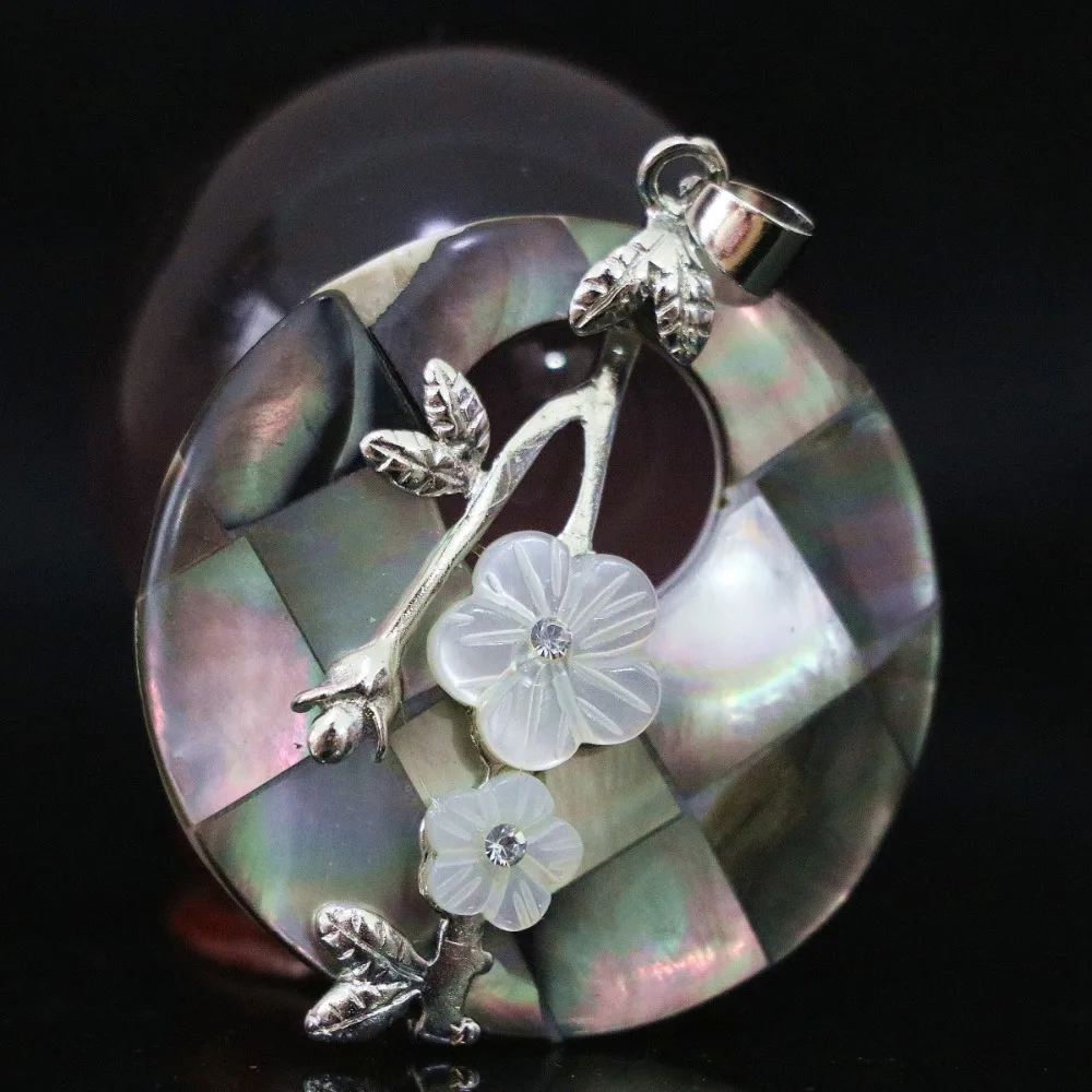 New natural black abalone shell 40mm pendant silver-color carving white flower jewelry B1122
New natural black abalone shell 40mm pendant silver-color carving white flower jewelry B1122