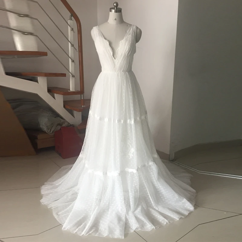 Wave Point A-line Bohemian Wedding Dresses V-neck Backless Tulle Wedding Gowns Sweep Train Lace Beach Bridal Dress Custom Made
Wave Point A-line Bohemian Wedding Dresses V-neck Backless Tulle Wedding Gowns Sweep Train Lace Beach Bridal Dress Custom Made