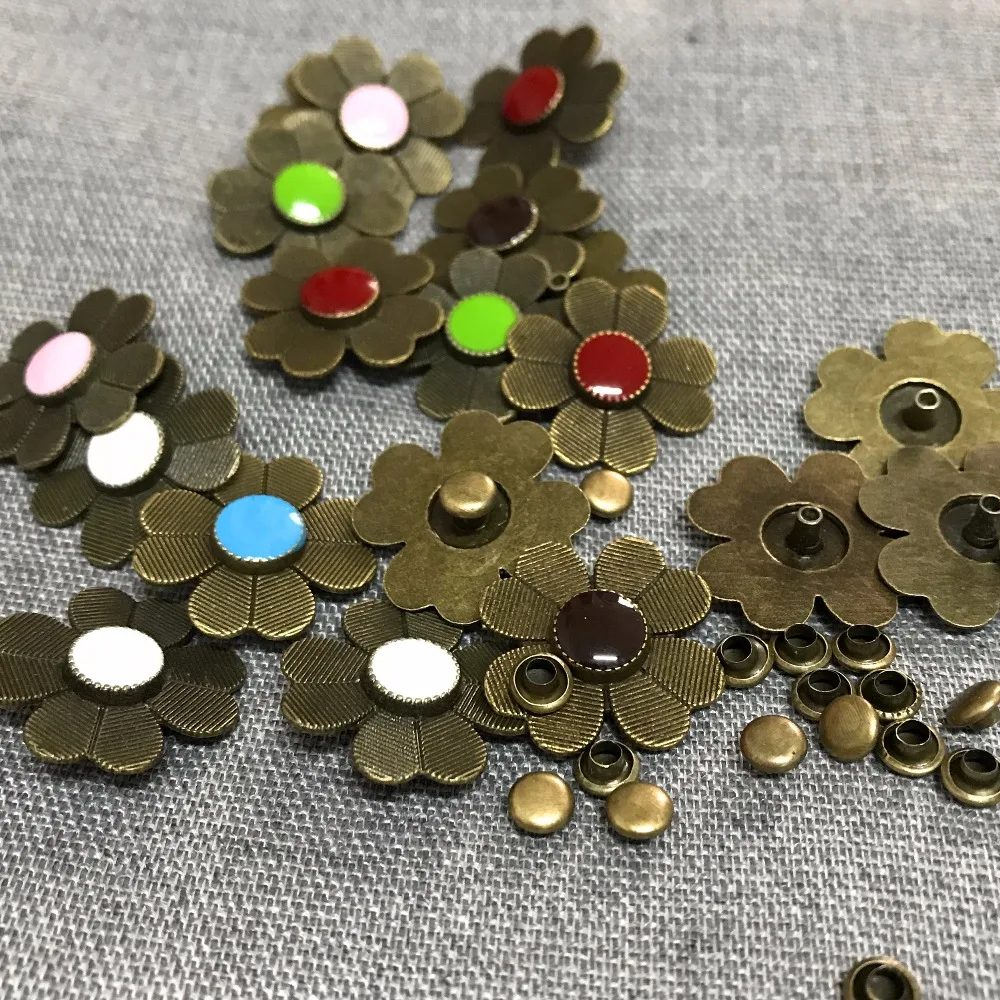 New 20PCS 24MM Bronze Plated Colorful Painted Studs Clover Rivet Studs Fit Shoes Belt Bag Bracelet Accessories Leather Craft DIY
New 20PCS 24MM Bronze Plated Colorful Painted Studs Clover Rivet Studs Fit Shoes Belt Bag Bracelet Accessories Leather Craft DIY