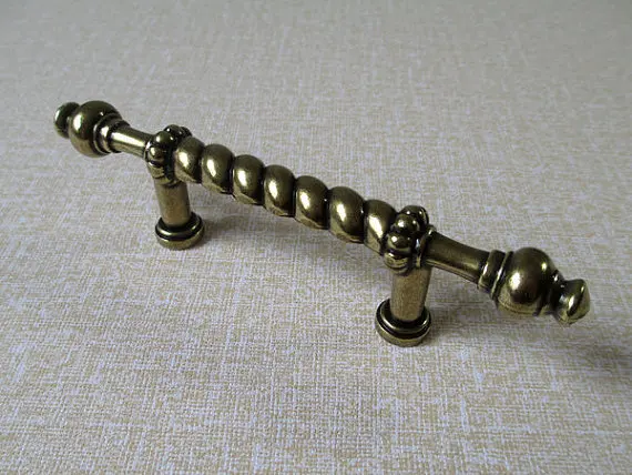 2 1/2" Kitchen Cabinet Door Handles Pulls Knobs / 2.5" Dresser Drawer Pull Handle Knob Antique Brass / Vintage Furniture
2 1/2" Kitchen Cabinet Door Handles Pulls Knobs / 2.5" Dresser Drawer Pull Handle Knob Antique Brass / Vintage Furniture