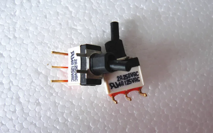 Оригинальный новый 100% тумблер встряхиванием светодиодная наголовная переключатель SW236AD-X696 2A 250VAC циферблат 3pin 2 переключения передач изгиб
Оригинальный новый 100% тумблер встряхиванием светодиодная наголовная переключатель SW236AD-X696 2A 250VAC циферблат 3pin 2 переключения передач изгиб