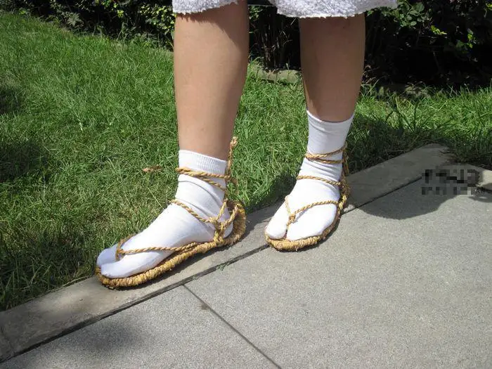 Bleach Cosplay Costumes Hand-made Straw Sandals Slipper Shoes with Free Socks Cosplay Props
Bleach Cosplay Costumes Hand-made Straw Sandals Slipper Shoes with Free Socks Cosplay Props