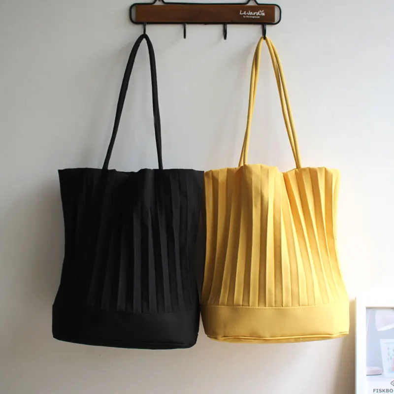 Bucket pleat pack Thai original niche design handbags Summer fashion simple versatile fabric shoulder bag
Bucket pleat pack Thai original niche design handbags Summer fashion simple versatile fabric shoulder bag