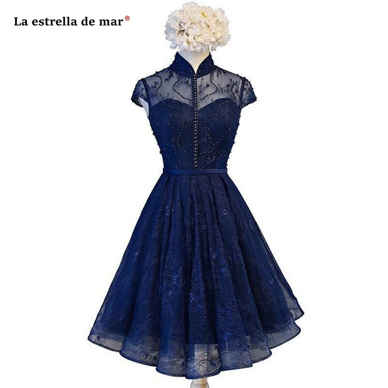 Женское платье с коротким рукавом, с высокой горловиной
Женское платье с коротким рукавом, с высокой горловиной