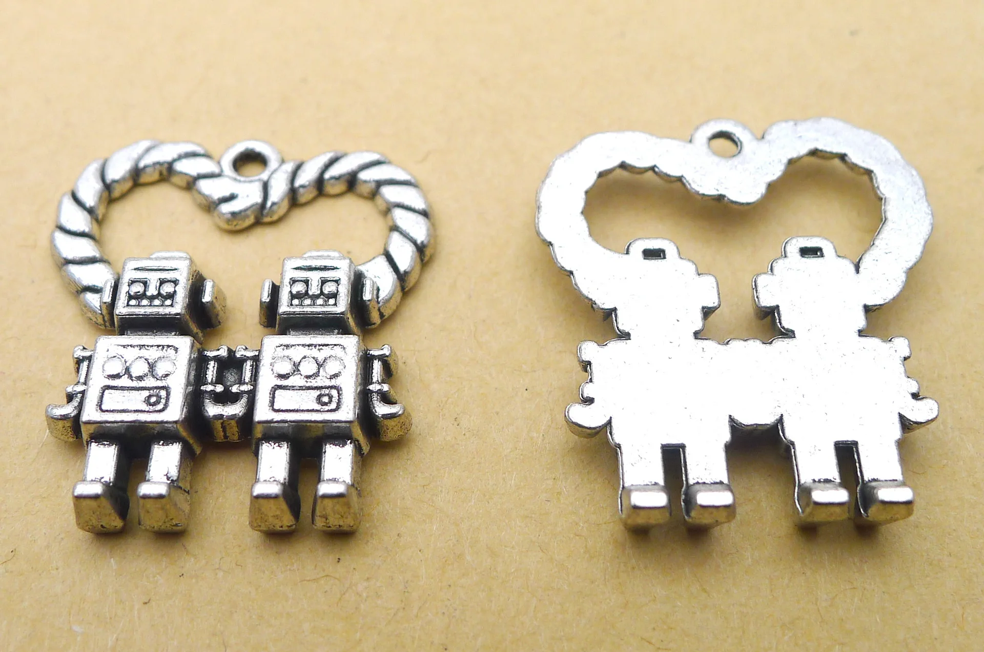 50pcs heart robots Charm Pendant 24x27mm Antique silver accessory craft Jewelry earring bracelet necklace anklet Component gift
50pcs heart robots Charm Pendant 24x27mm Antique silver accessory craft Jewelry earring bracelet necklace anklet Component gift