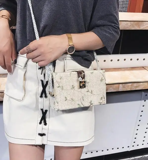 New Women's Retro Messenger Bag High Quality Weaving Handbag For Girl Small Square Shoulder Bag Embroidered Square Crossbody Bag
New Women's Retro Messenger Bag High Quality Weaving Handbag For Girl Small Square Shoulder Bag Embroidered Square Crossbody Bag
