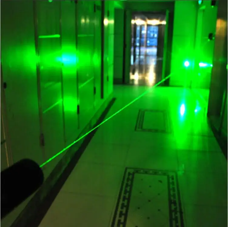 High Power Military 500W 500000m 532nm Green Laser Pointer LAZER Flashlight Focus Burning Match,Burn Cigarettes,Pop Balloon
High Power Military 500W 500000m 532nm Green Laser Pointer LAZER Flashlight Focus Burning Match,Burn Cigarettes,Pop Balloon