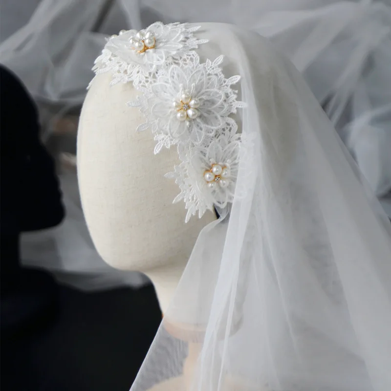 Фата свадебная белая двухслойная для девочек кружевная с жемчугом и святыми