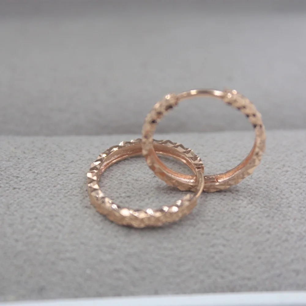 Pure 18K Rose Gold Carved Small Earrings Personalized Ball Gift Cute Hoop Earrings 1.8-2.0g Everyday Jewelry Shining
Pure 18K Rose Gold Carved Small Earrings Personalized Ball Gift Cute Hoop Earrings 1.8-2.0g Everyday Jewelry Shining