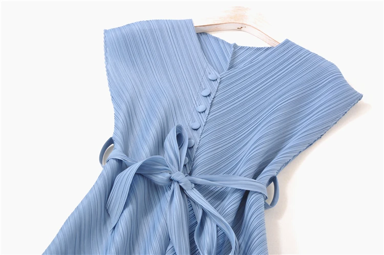 HOT SELLING Miyake fold solid button v-neck dress Lace-up big A-Line dress IN STOCK
HOT SELLING Miyake fold solid button v-neck dress Lace-up big A-Line dress IN STOCK