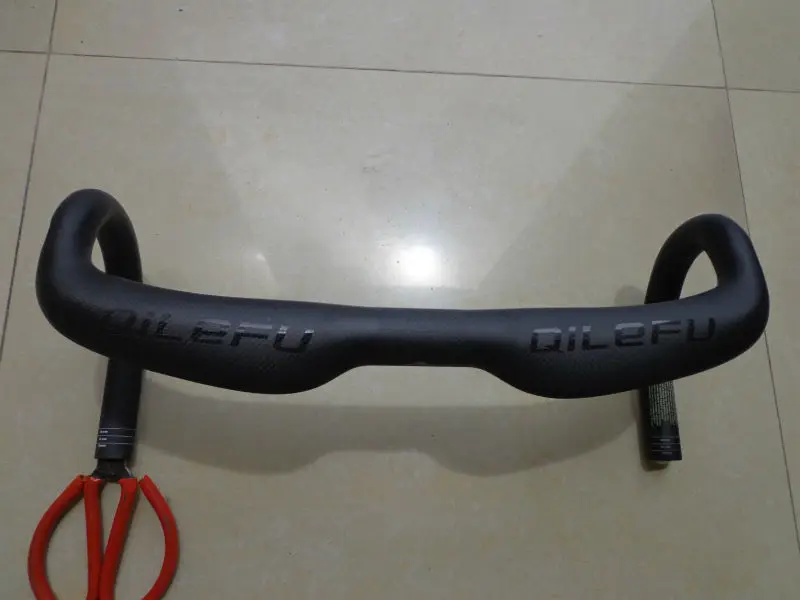 Newest QILEFU road UD 3K full carbon fiber bike handlebar carbon bicycle handlebar road light parts 31.8*400/420/440mm Free Ship
Newest QILEFU road UD 3K full carbon fiber bike handlebar carbon bicycle handlebar road light parts 31.8*400/420/440mm Free Ship