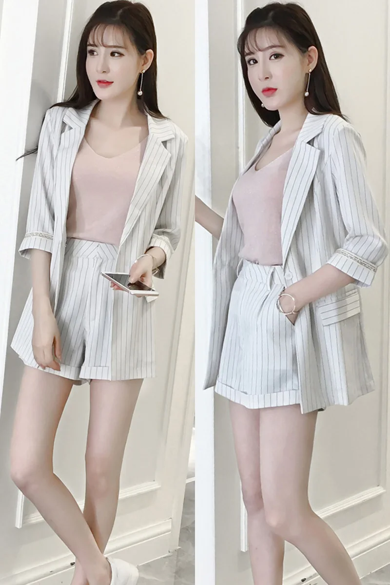 Short Pant Suits for Women Mid Sleeve Notched single Breasted Blazer Shorts 2 Pieces Casual striped Sets Ladies Outfits 2020
Short Pant Suits for Women Mid Sleeve Notched single Breasted Blazer Shorts 2 Pieces Casual striped Sets Ladies Outfits 2020