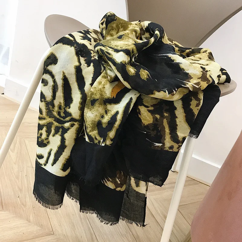 2020 Luxury Brand Sexy Leopard Viscose Scarf Women Winter Warm Designer Wrap Hijab Ladies Fashion Pashmina Stole Foulard Scarves
2020 Luxury Brand Sexy Leopard Viscose Scarf Women Winter Warm Designer Wrap Hijab Ladies Fashion Pashmina Stole Foulard Scarves