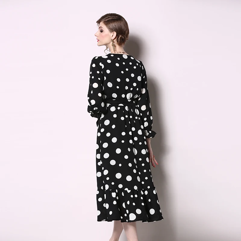 ZW9114 Actual spot European station new product dot printing medium long dress bearing leaf edge V long-sleeve dress
ZW9114 Actual spot European station new product dot printing medium long dress bearing leaf edge V long-sleeve dress
