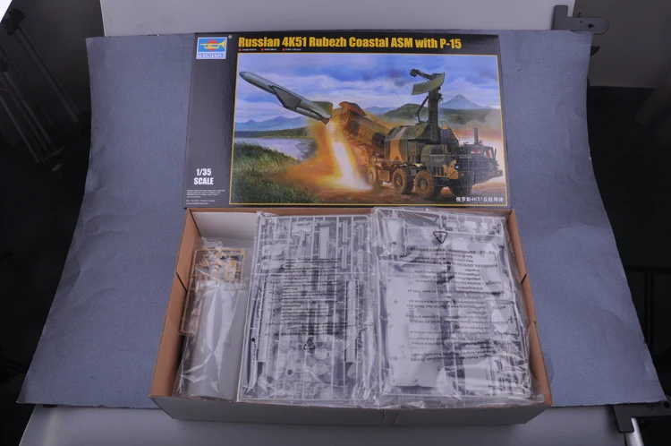 Trumpet 01035 1:35 Russian 4K51 "frontline" land-based anti-ship missile Assembly model
Trumpet 01035 1:35 Russian 4K51 "frontline" land-based anti-ship missile Assembly model
