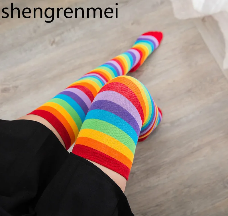 Shengenmei, милые хлопковые длинные чулки в радужную полоску, вязаный шарик, праздничный костюм, чулки до колена, 2019
Shengenmei, милые хлопковые длинные чулки в радужную полоску, вязаный шарик, праздничный костюм, чулки до колена, 2019