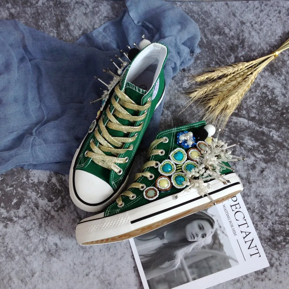 Autumn new fashion designer hand-designed exquisite beaded canvas shoes wild gold ribbon high-top women's shoes.
Autumn new fashion designer hand-designed exquisite beaded canvas shoes wild gold ribbon high-top women's shoes.