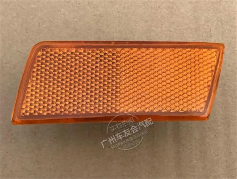 For Chrysler 300C 2006-2008 front bumper corner lamp reflector reflective licensing front bumper turn signal lamp yellow edge
For Chrysler 300C 2006-2008 front bumper corner lamp reflector reflective licensing front bumper turn signal lamp yellow edge